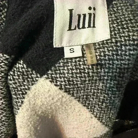 Luii Women’s Open Vest. 
Back And White Plaid. 
Pockets. 
Size small - Picture 5 of 7